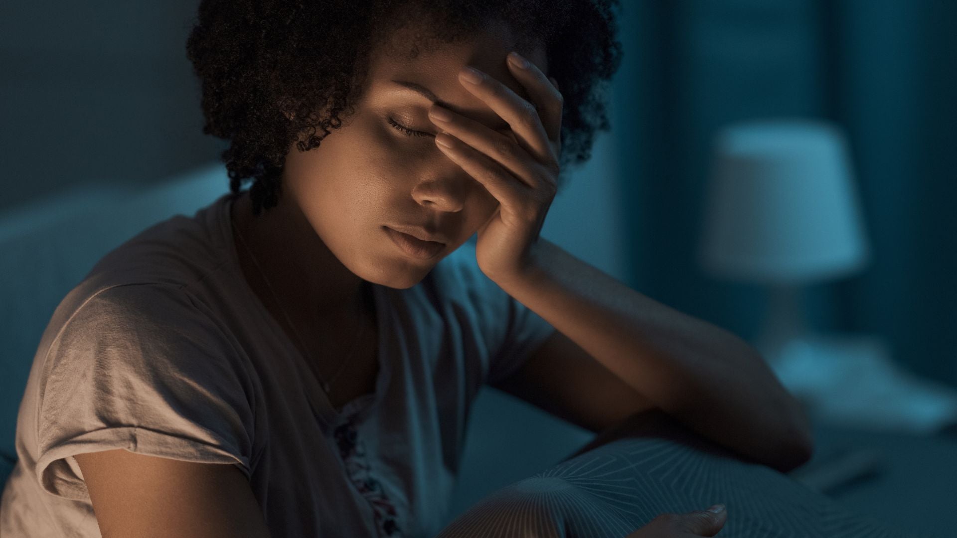 Unettomuutta esittävä nainen