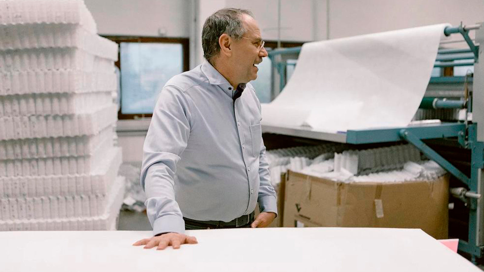 Vantaalla valmistuu käsityönä sänkyjä: Sänkytehtaan räätälöidyt jouset