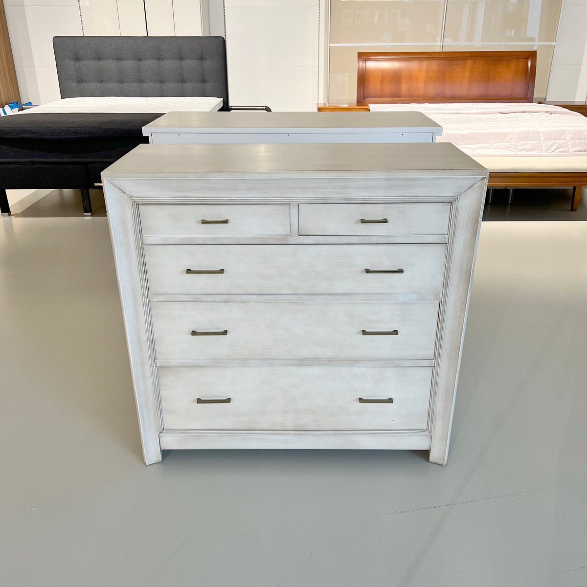 Porttipuisto | Torino-lipasto | 101 x 95 x 45 cm | antiikinvalkoinen