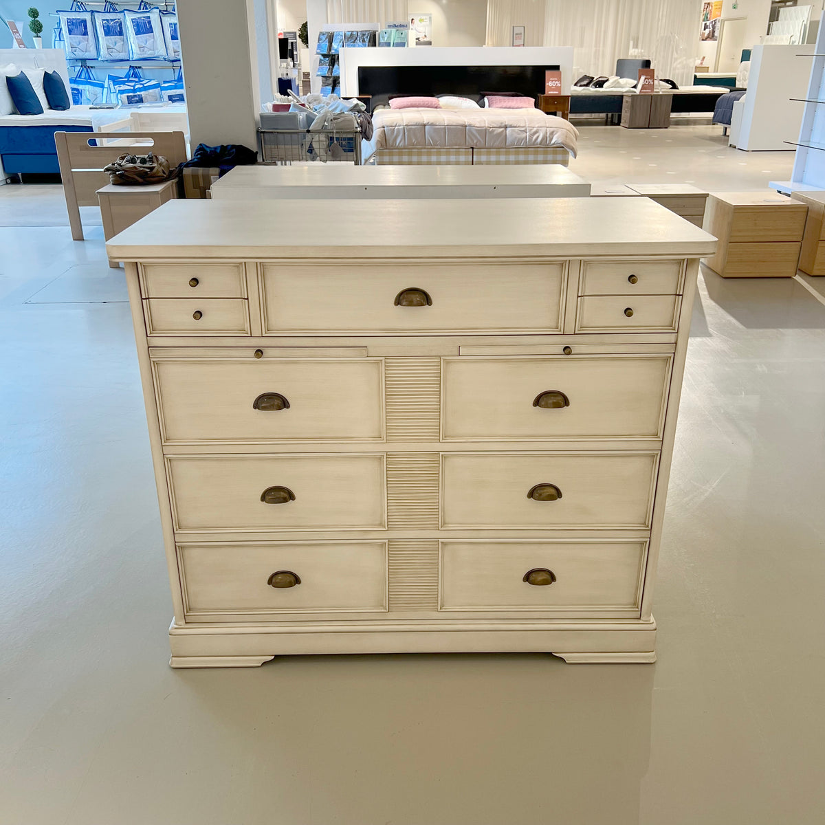 Porttipuisto | Parma-lipasto | 111 x 96 x 47 cm | antiikinvalkoinen