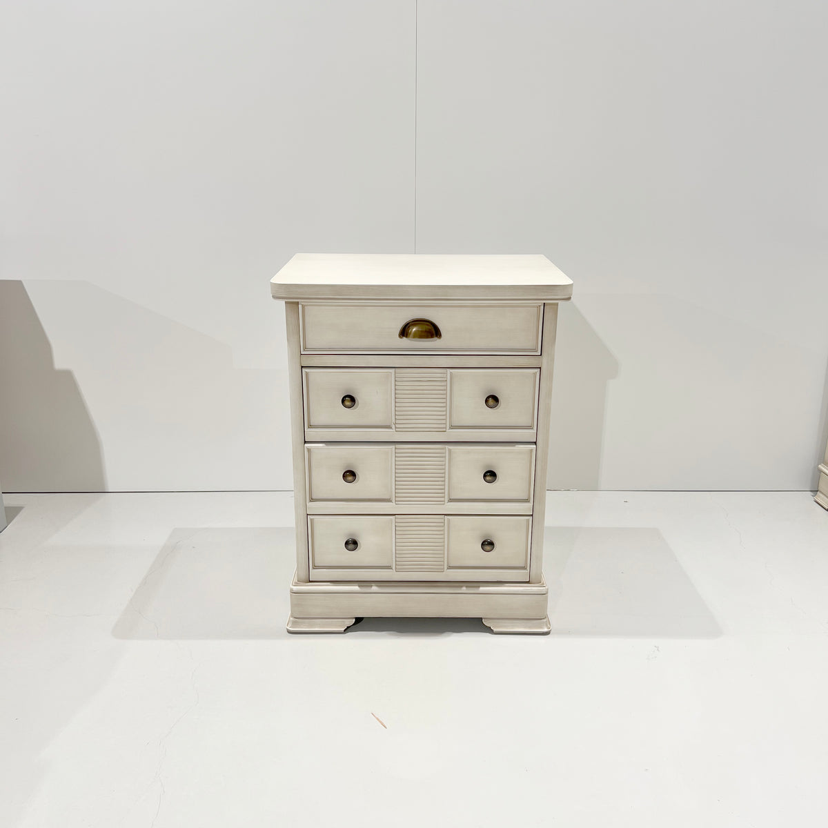 Porttipuisto | Parma-yöpöytä | 50 x 66 x 37 cm | antiikinvalkoinen