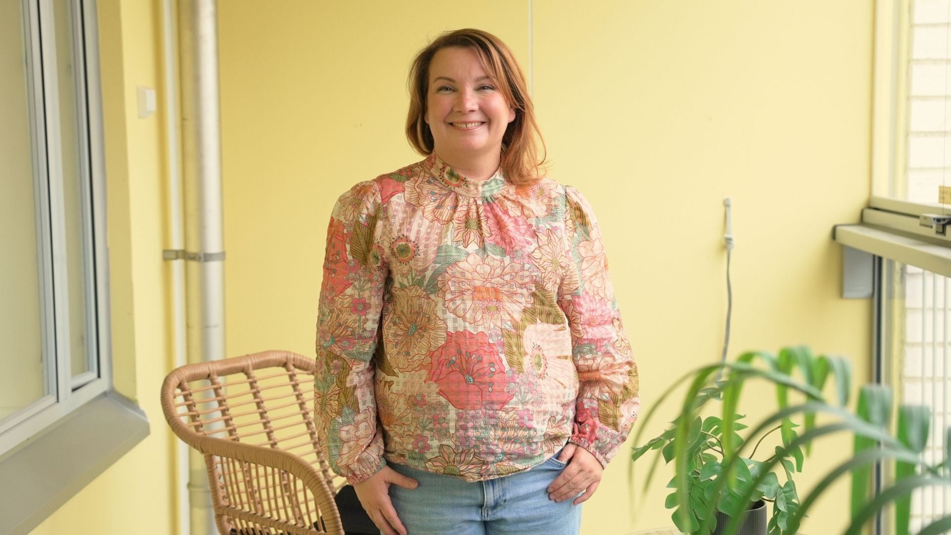 Kuva naisesta seisomassa