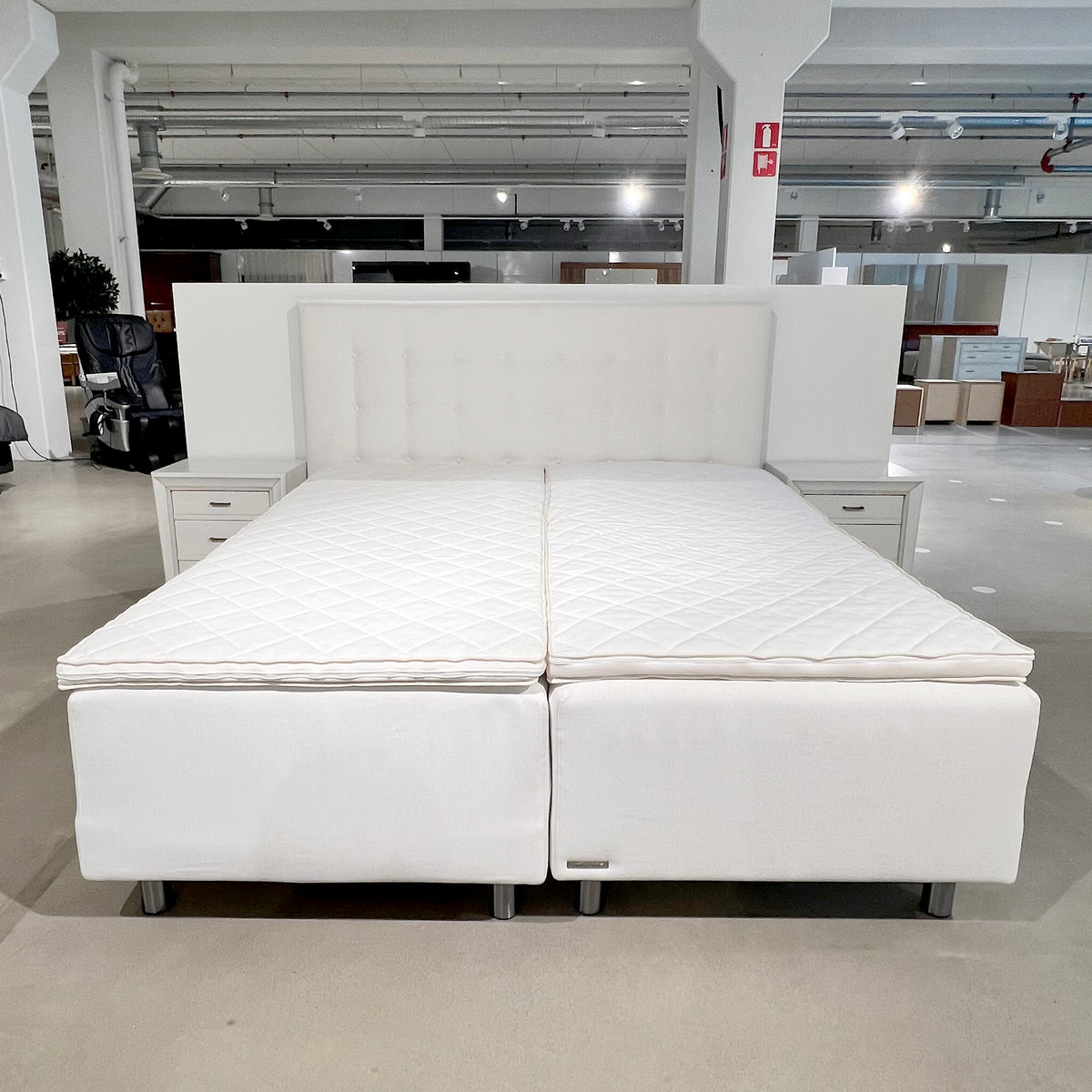 Uniikki-runkopatjasänky 180 x 210 cm sängynpäädyllä ja yöpöydillä